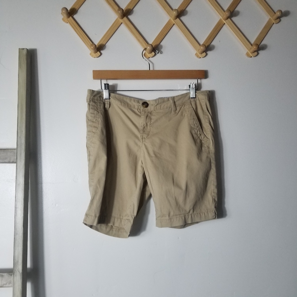 SO JUNIORS BERMUDA DRESSY KHAKI SHORTS SIZE 11